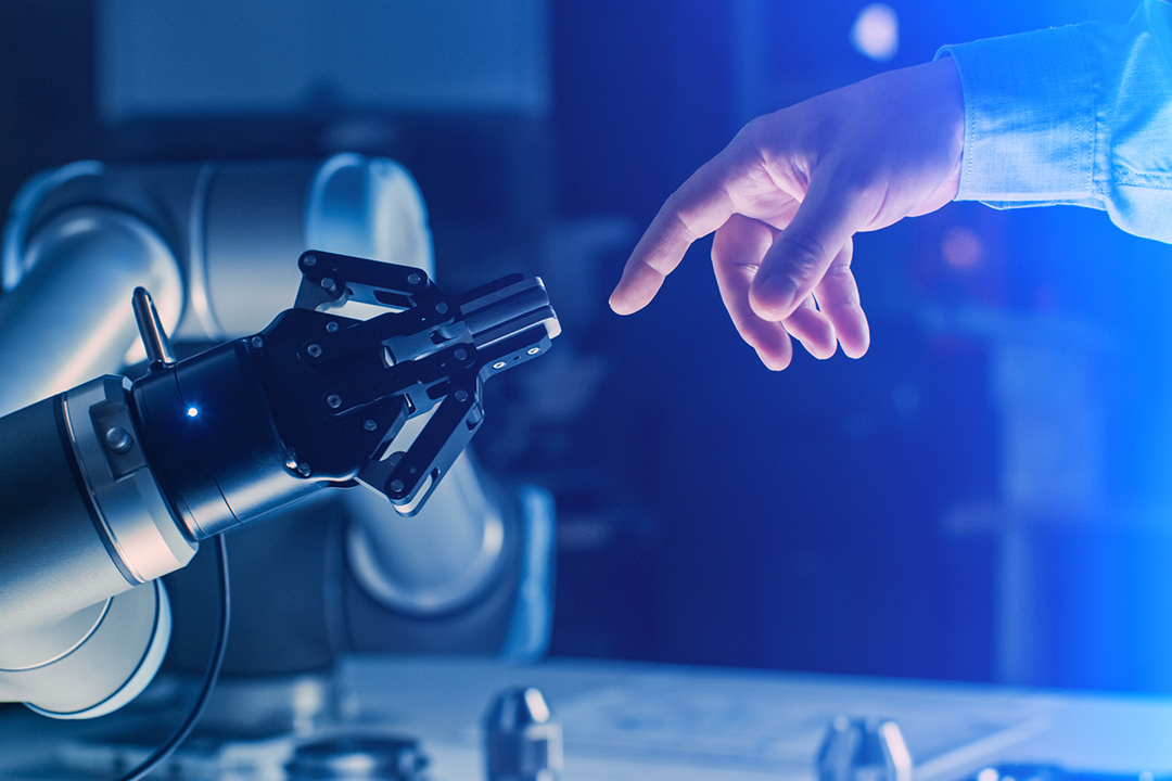 Roboter arm and human hand approching